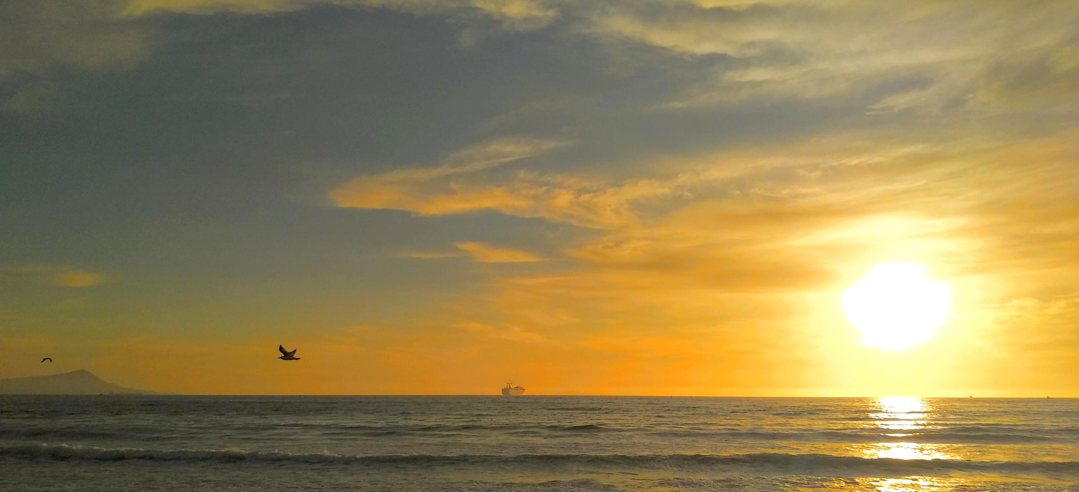 Atardecer sobre la bahía de Ensenada desde Playa Hermosa, Baja California